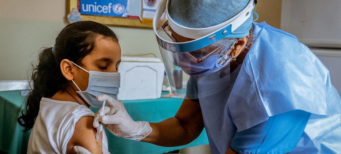 No vacunar a los niños durante la pandemia de COVID es cambiar una